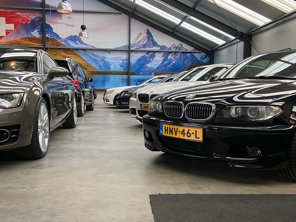 De showroom van Doornebal Auto's